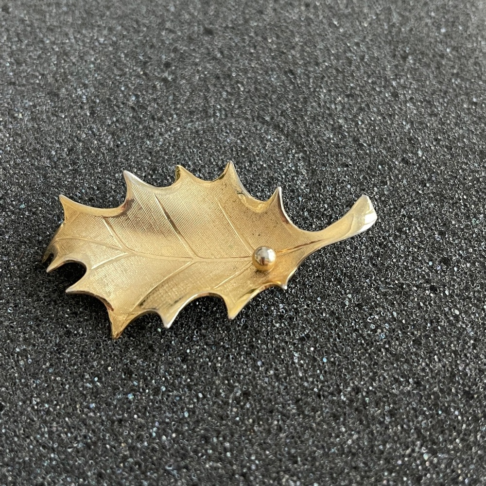 Vintage Signed Giovanni Gold Tone Christmas Holly Leaf Brooch Pin